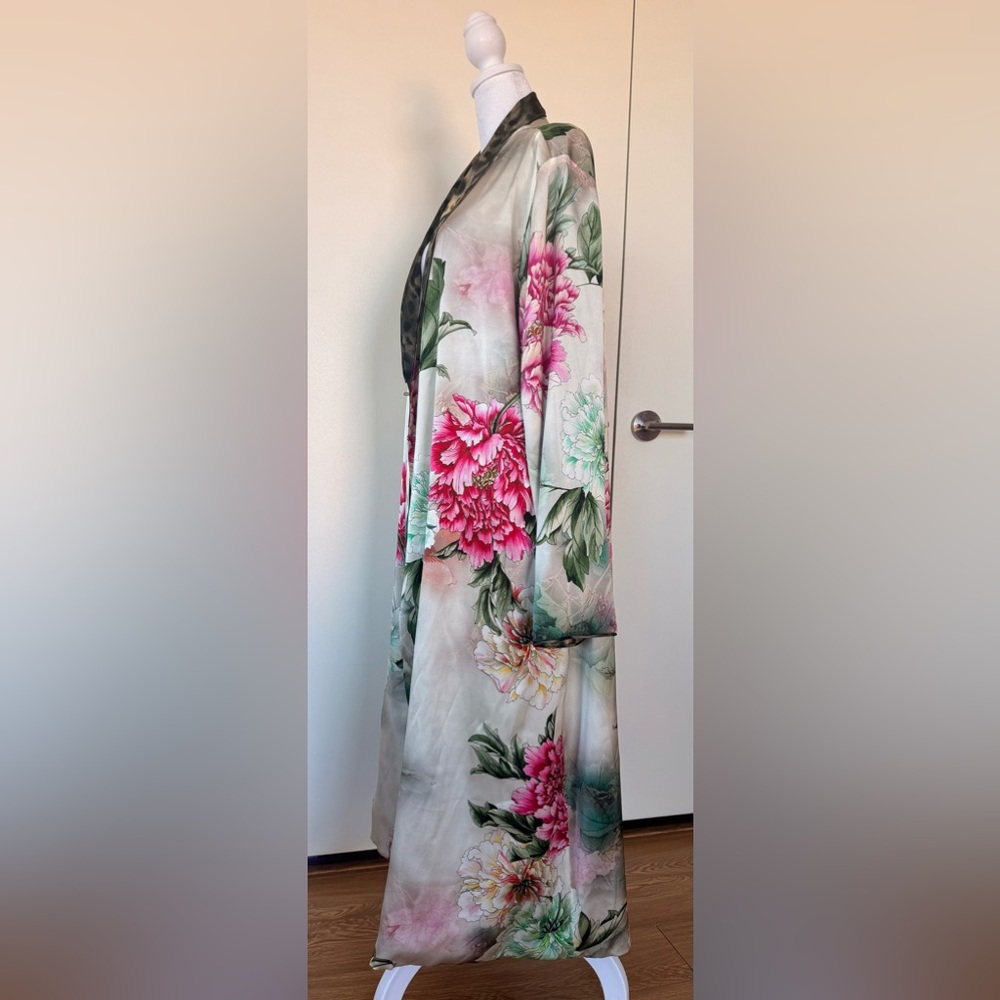 94% Silk Gardenia Robe by Adriana Iglesias - Picture 7 of 15